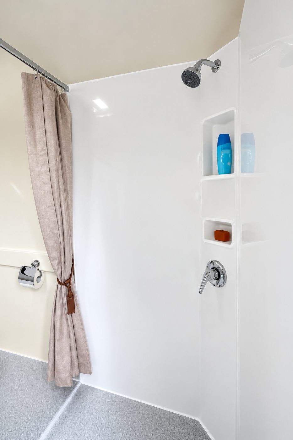 Ensuite shower with curtain and built-in shelves